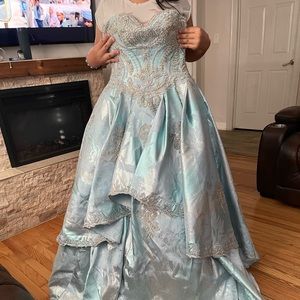 Quincenera dress size Medium adjusts to a size large.